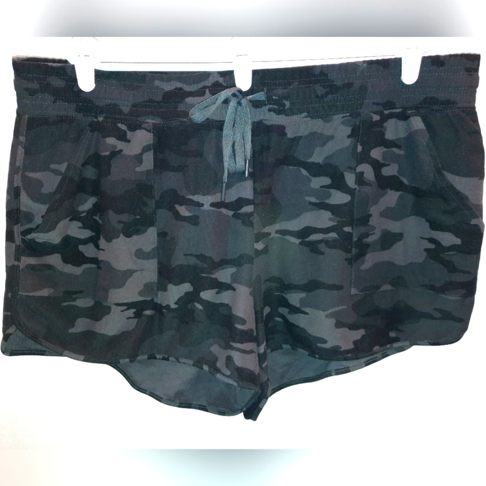 Athletic Works women shorts size 2x black & gray camo excellent used condition